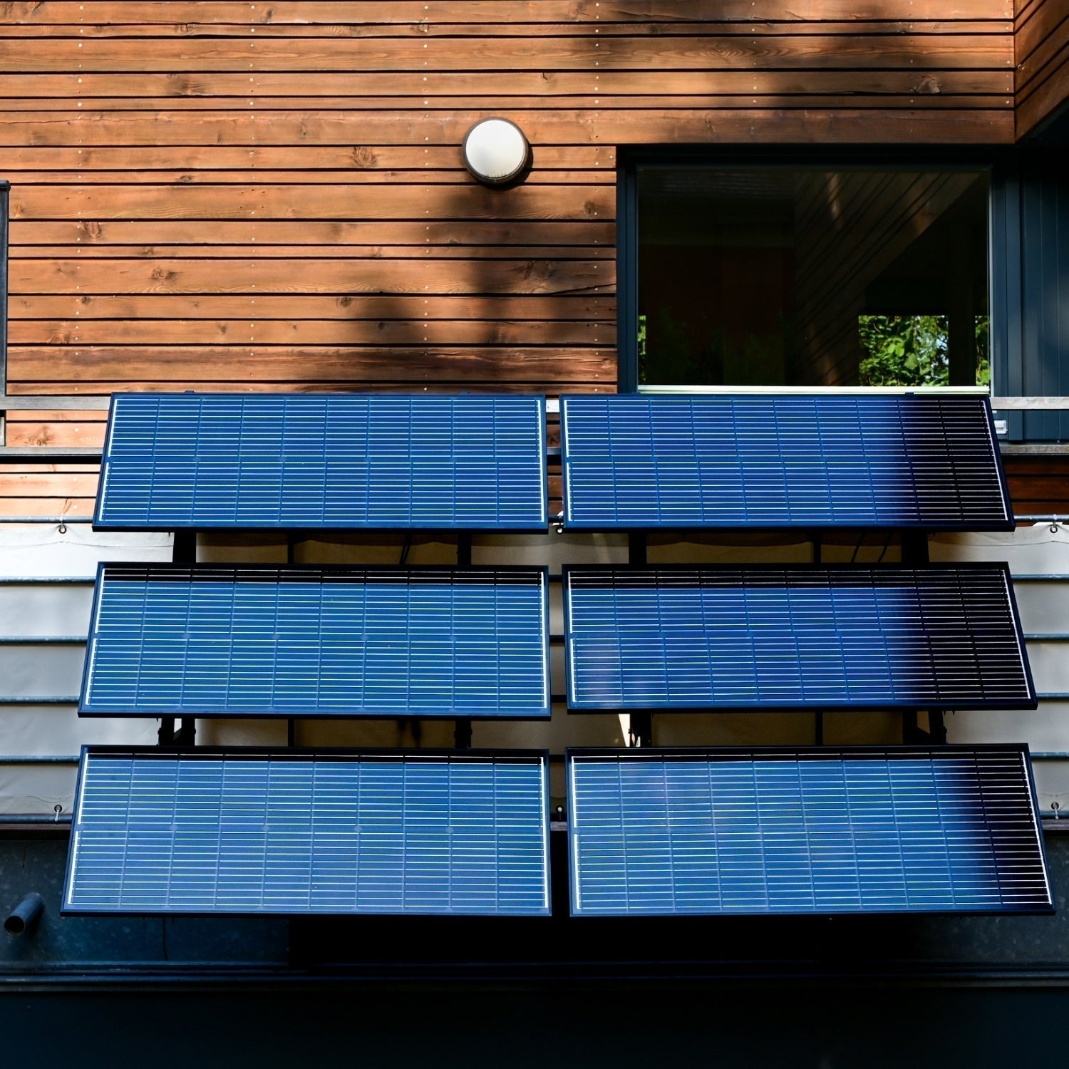 Ein Balkonkraftwerk von MOE. Titelbild für einen Beitrag über die Balkonkraftwerk Förderung. Zu sehen sind mehrere Solarmodule an einem Balkon angebracht. 